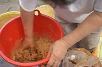 液と固形が絡むまでしっかりこねこね。