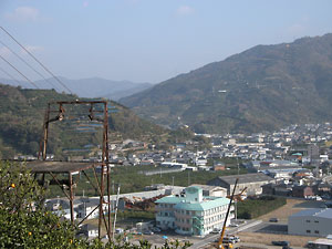 山のずーっと、ずーっと下まで続く道。みんなで共同で使っていました。