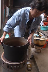 手際よく手伝う母。