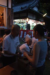 カラオケ大会会場では日本舞踊中。