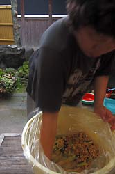 ただ今、材料混ぜ合わせ中。