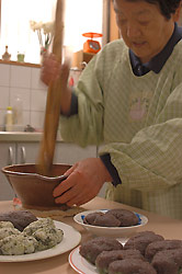 祖母のヨモギ餅作り